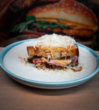 Крок-месьє з полтавською шинкою та фірмовими огірочками