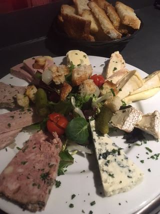 Surtido de patés y de quesos de Francia