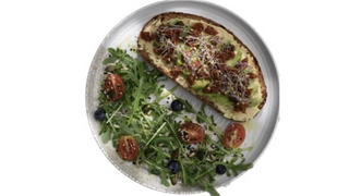 Tost z hummusem i awokado