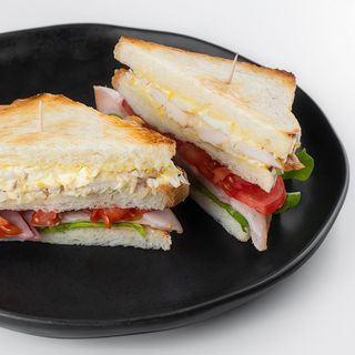 Club Sandwich: paine toast, bacon, salata creata, piept de pui, maioneza, ou fiert, rosii.