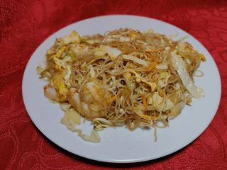 28 Spaghetti di riso con verdure e gamberi