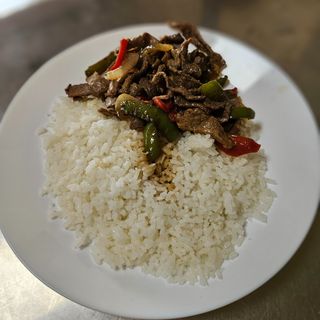 Ternera salteada con verduras y arroz