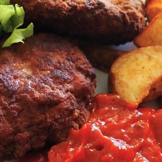 Домашни пържени кюфтета 3 бр. със запечени картофи и лютеница 400 гр.