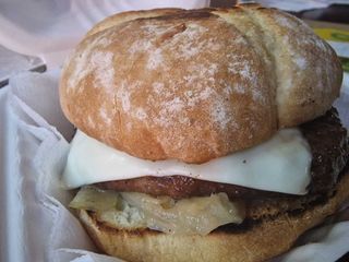 Hamburguesa Escalivada   con Queso y Cebolla