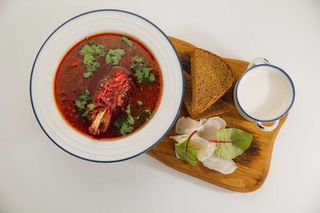 Борщ зі сметаною, та чорним хлібом з салом (350/180г)