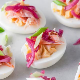 Huevos Rellenos con Salmon y salsa rosa picante