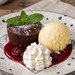 Coulant De Chocolate Con Helado y salsa