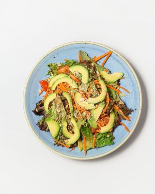 Салат з авокадо, кіноа та кедровим горіхом (215г)