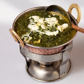 Cordero con espinacas