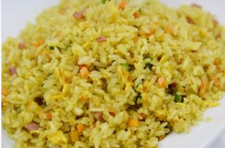 Arroz frito con curry