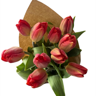 Ramo de tulipanes rojos