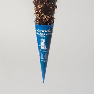 Cucurucho De Galleta con Chocolate y almendritas.