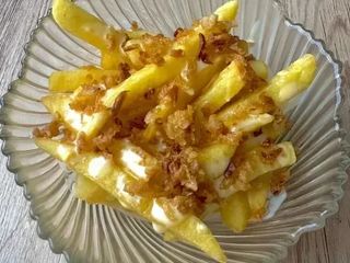 КАРТОПЛЯ ФРІ З ЦИБУЛЕВИМ КРАНЧЕМ ПІД СИРНИМ СОУСОМ (130g)