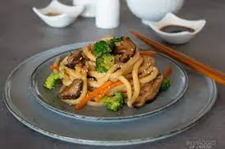 C81. Udon saltati con verdure