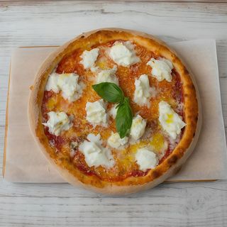 Pizza Margherita con mozzarella de búfala fresca