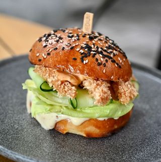 Бургер з креветкою (400г)