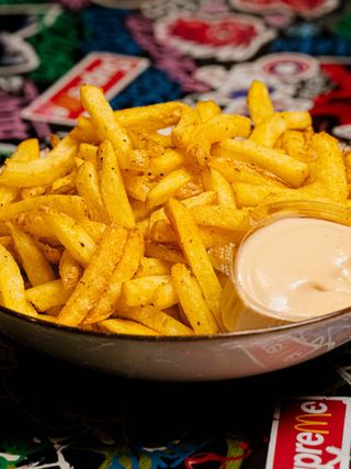 Patatas Fritas Cajun Con Salsa De Ajo Asado