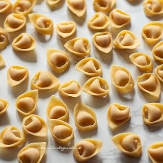 1 kg di tortellini Bologna da cucinare fatti a mano 