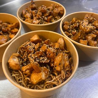 Noodles con pollo teriyaki