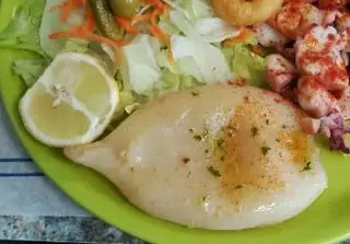 Sepia A La Plancha Con Patatas Y Ensalada