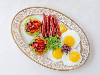 Яєчня з мисливськими ковбасками та тостами (300g)