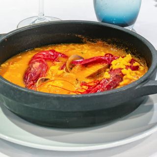 Arroz al de carabineros, rape y choco. Ración