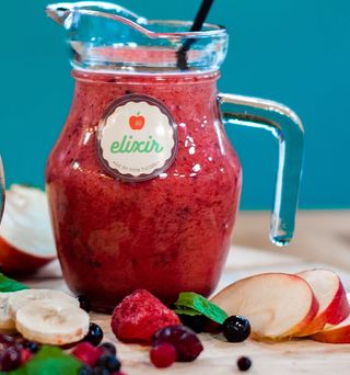 Smoothie cu capsuni, afine, zmeura si banana