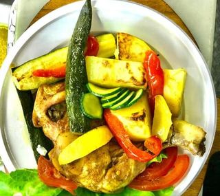 Pane, verdure e coscia di pollo