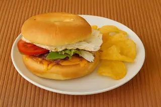 Bagel de guacamole y salmón