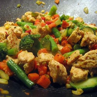 POLLO ADOBADO CON SALSA DE VERDURAS