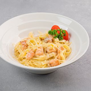 Феттучини с лососем