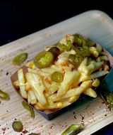 კარტოფილი ფრი - მდნარი ყველით და ჰალაპენიოთი