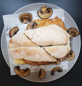 Bifana com Queijo Cogumelos e Orégãos