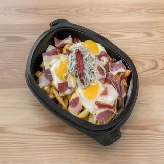 Huevos rotos con gulas y virutas de jamón ibérico