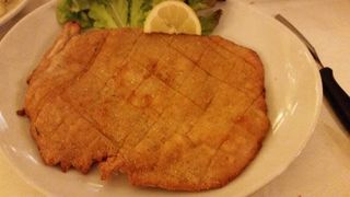  Cotoletta di vitello l'orecchia di elefante con patate e limone