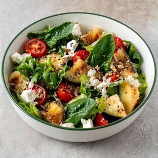 Салат с хрустящими баклажанами и козьим сыром (250г)