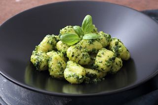 Gnocchi Com Pesto De Manjericão Ou Rúcula