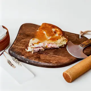 Burek sa šunkom i kačkavaljem