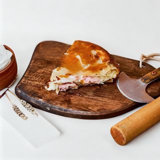 Burek sa šunkom i kačkavaljem