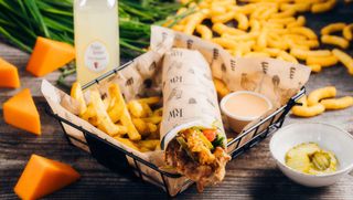 Duży lawasz "Sir Frytalot", frytki 200g, sos, lemoniada