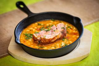 Ciolan de porc dezosat cu iahnie de fasole