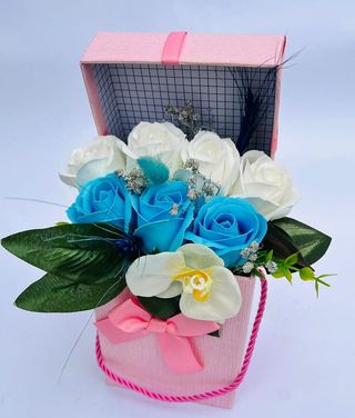 Aranjament flori sapun cutie patrata