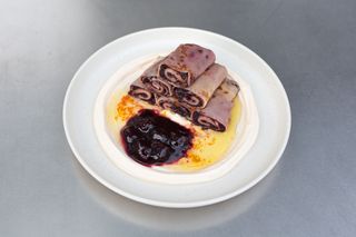 Млинці з маком та вишнями, апельсиновим соусом та томленою сметаною, 400 г