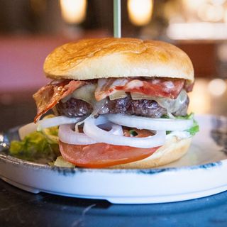 Burger clásica con bacon