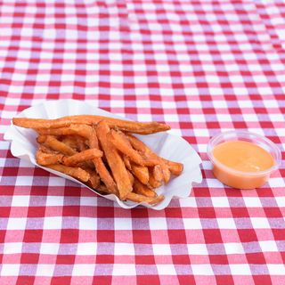 Хрупкави сладки картофки с Wurstrasse сос