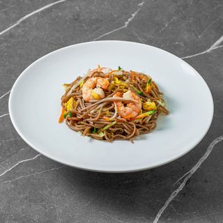 Yaki soba con gamberi