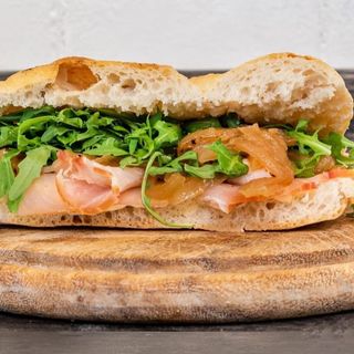 Schiacciata cotoletta, maionese, ketchup, pomodori, insalata