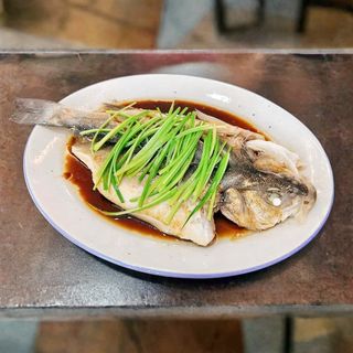 Lubina Al Vapor En Salsa De Cebolleta Y Soja