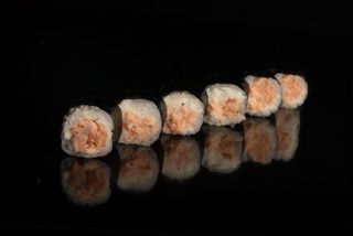 HOSOMAK Z GRILLOWANYM ŁOSOSIEM I SERKIEM