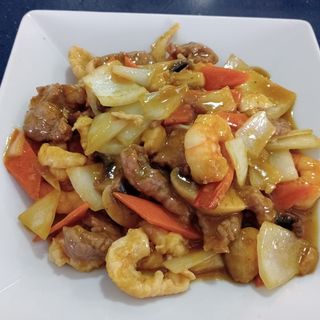 92-Pollo, Ternera Y Langostinos Con Salsa De Curry